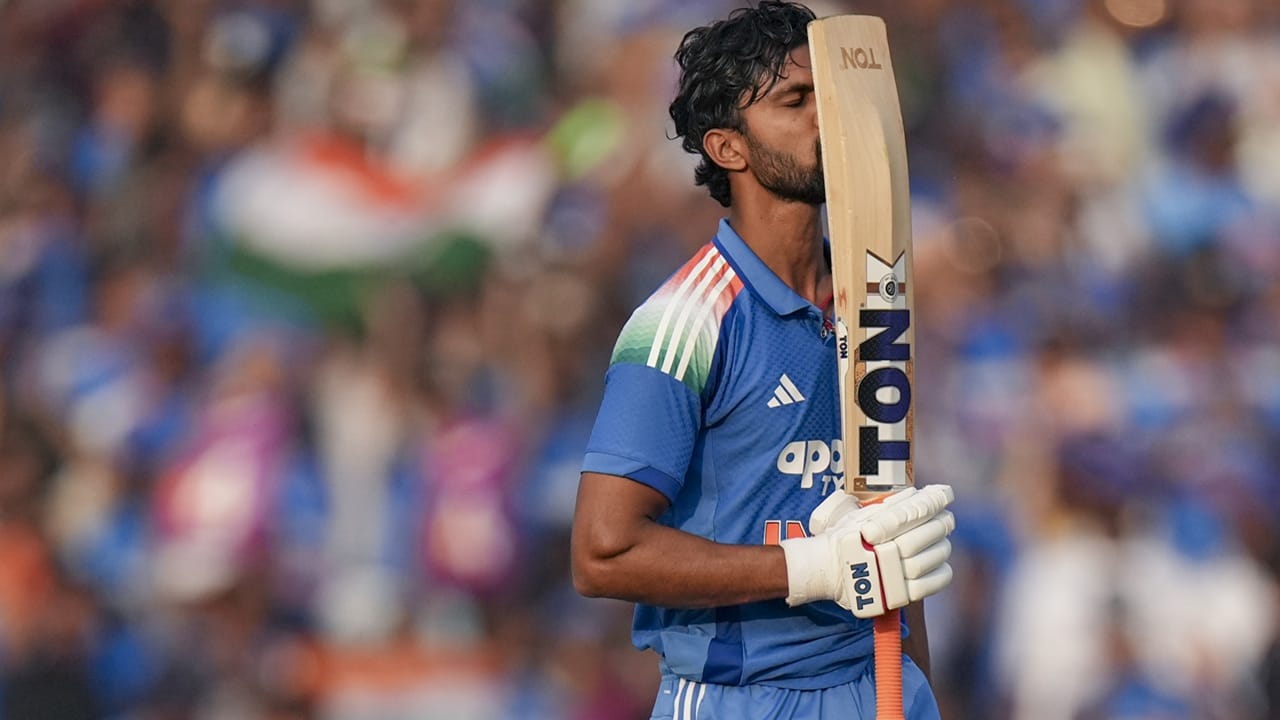 എന്നിട്ടും റുതുരാജിനെ ഒഴിവാക്കിയത് ആരാധകര്‍ക്ക് വിശ്വസിക്കാനാകുന്നില്ല. ദക്ഷിണാഫ്രിക്കയ്‌ക്കെതിരെ 2023ല്‍ സെഞ്ചുറി നേടിയ ശേഷം സഞ്ജു സാംസണ് ഏകദിനം കളിക്കാനായിട്ടില്ല. റുതുരാജിനും സമാന അവസ്ഥയാണ്  (Image Credits: PTI)