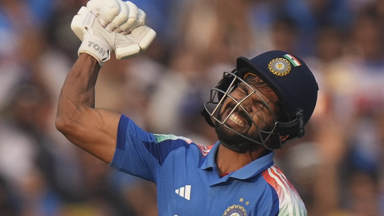 ദക്ഷിണാഫ്രിക്കയ്‌ക്കെതിരായ ഏകദിന പരമ്പരയില്‍ ക്യാപ്റ്റന്‍ ശുഭ്മാന്‍ ഗില്ലും, വൈസ് ക്യാപ്റ്റന്‍ ശ്രേയസ് അയ്യരും കളിച്ചിരുന്നില്ല. ഇരുവരുടെയും അഭാവത്തിലാണ് റുതുരാജ് അന്ന് ടീമിലെത്തിയത്. ഗില്ലും ശ്രേയസും തിരിച്ചെത്തിയതോടെ റുതുരാജ് പുറത്താവുകയായിരുന്നു  (Image Credits: PTI)