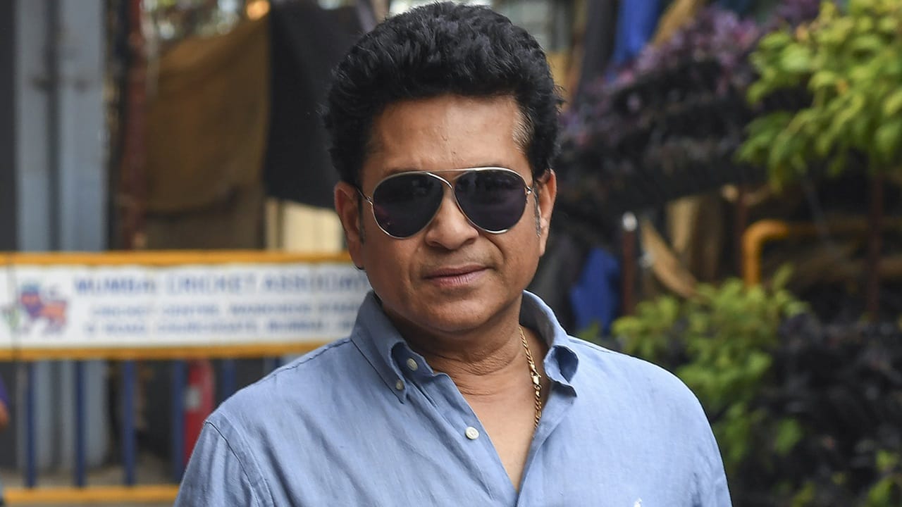 അര്ജുന്റെ വിവാഹനിശ്ചയം കഴിഞ്ഞോയെന്നായിരുന്നു ആരാധകന്റെ ചോദ്യം. വിവാഹനിശ്ചയം കഴിഞ്ഞെന്ന് സച്ചിന് മറുപടി നല്കി. അര്ജുന്റെ ജീവിതത്തിലെ പുതിയ ഘട്ടത്തിനായി തങ്ങള് ആവേശത്തോടെ കാത്തിരിക്കുകയാണെന്നും സച്ചിന് പറഞ്ഞിരുന്നു (Image Credits: PTI)