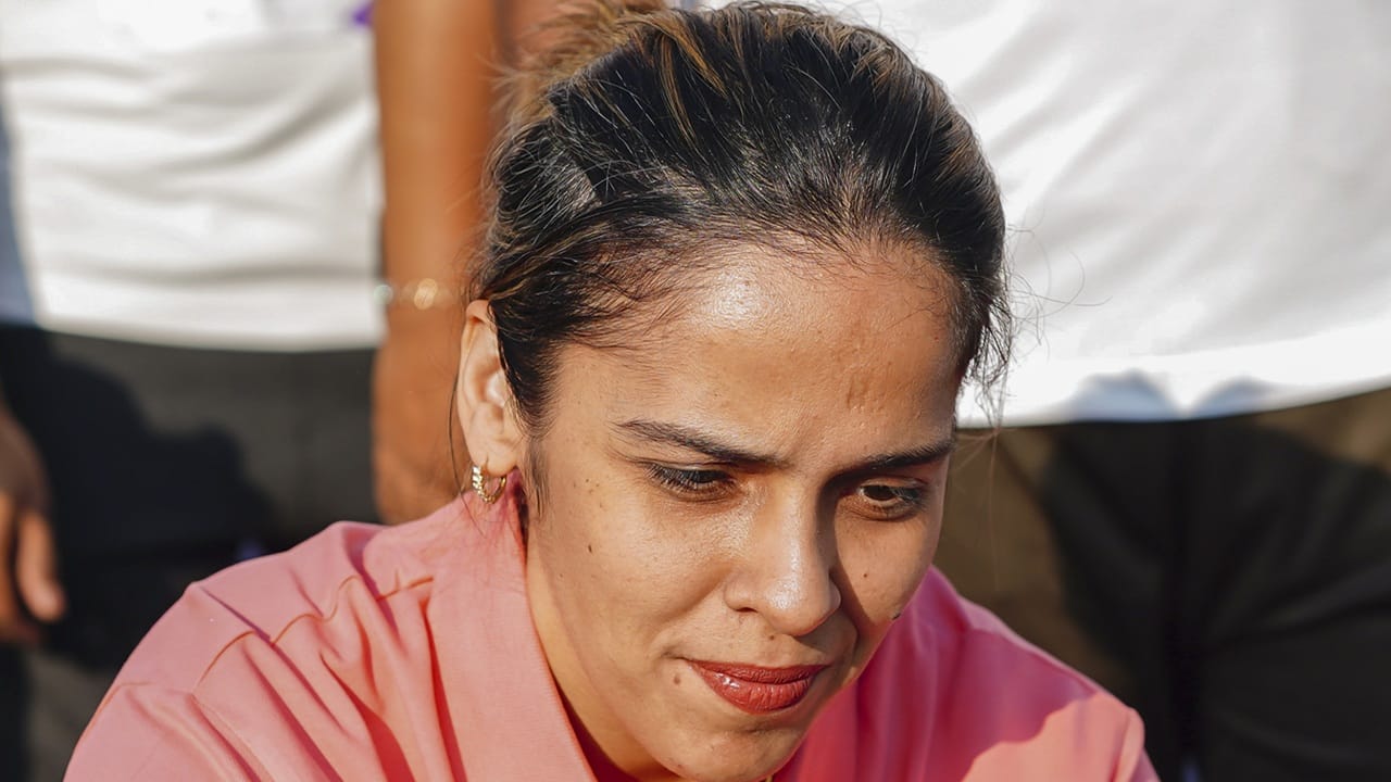 ബാഡ്മിന്റണില്‍ നിന്ന് വിരമിക്കാന്‍ സൈന നെഹ്‌വാളിനെ പ്രേരിപ്പിച്ചത് കഴിഞ്ഞ രണ്ട് വര്‍ഷമായി നേരിട്ട പരിക്കുകള്‍. കഠിനമായ മുട്ടുവേദനയെത്തുടർന്ന് കഴിഞ്ഞ രണ്ട് വർഷമായി കളിക്കളത്തില്‍ നിന്ന് വിട്ടുനില്‍ക്കുകയായിരുന്നു സൈന. കായിക മത്സരങ്ങളിലെ സമ്മർദ്ദങ്ങൾ താങ്ങാൻ തന്റെ ശരീരത്തിന് ഇനി സാധിക്കില്ലെന്ന് സൈന വ്യക്തമാക്കി (Image Credits: PTI).