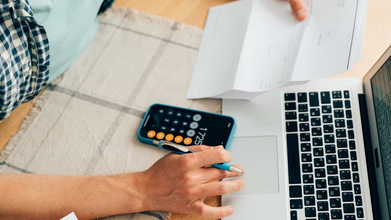 Kuwait Salary Protection : ശമ്പളം വൈകിയാൽ കമ്പനി പൂട്ടും; കുവൈത്തിൽ കർശന നടപടിയുമായി അതോറിറ്റി Kuwait Salary Protection : ശമ്പളം വൈകിയാൽ കമ്പനി പൂട്ടും; കുവൈത്തിൽ കർശന നടപടിയുമായി അതോറിറ്റി