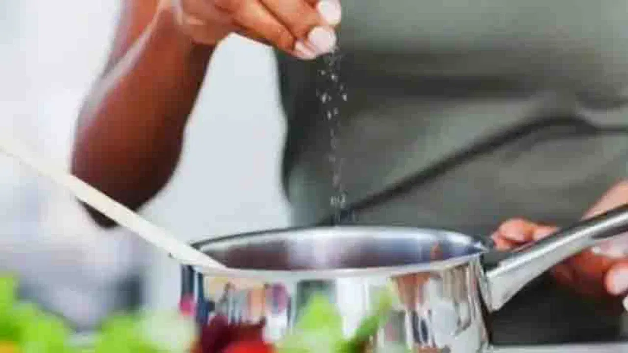 അലുമിനിയം പാത്രങ്ങളിലെ പാചകം ആരോഗ്യത്തിന് ഹാനികരമാണെന്ന് വിദ​ഗ്ധർ മുന്നറിയിപ്പ് നൽകുന്നു. കാരണം അലുമിനിയം പാത്രങ്ങളിൽ ഭക്ഷണം പാകം ചെയ്യുമ്പോൾ ഭക്ഷണത്തിലെ പോഷകഗുണങ്ങൾ വൻതോതിൽ നഷ്ടപ്പെടുന്നു. ഇത്തരം പാത്രങ്ങളിൽ പാകം ചെയ്യുന്ന ഭക്ഷണത്തിൽ വെറും 20 ശതമാനത്തിൽ താഴെ പോഷകങ്ങൾ മാത്രമേ അവശേഷിക്കുന്നുള്ളൂ എന്ന് അദ്ദേഹം ചൂണ്ടിക്കാട്ടുന്നു.