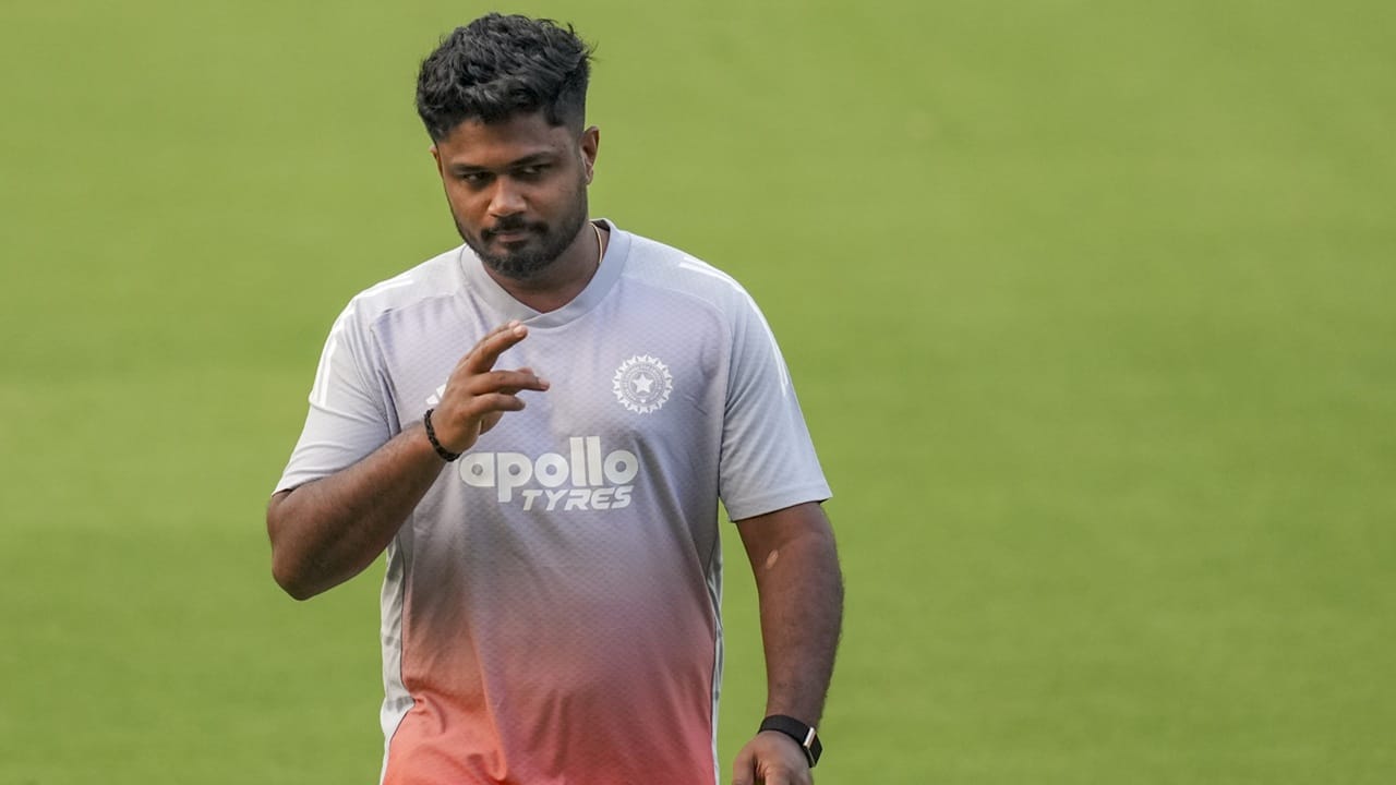 സഞ്ജു ഇന്ന് കളിക്കുമെന്നും, ഫോം വീണ്ടെടുക്കുമെന്നുമുള്ള പ്രതീക്ഷയിലാണ് ആരാധകര്. ഇന്ന് നിരാശപ്പെടുത്തിയാല് തിരുവനന്തപുരത്ത് നടക്കുന്ന അഞ്ചാം ടി20യില് താരത്തിന് അവസരം ലഭിക്കുന്നത് സംശയമാണ്. ഇന്ന് മികച്ച പ്രകടനം പുറത്തെടുത്താല് താരത്തിന് മുന്നില് സാധ്യതകള് അവശേഷിക്കും (Image Credits: PTI).