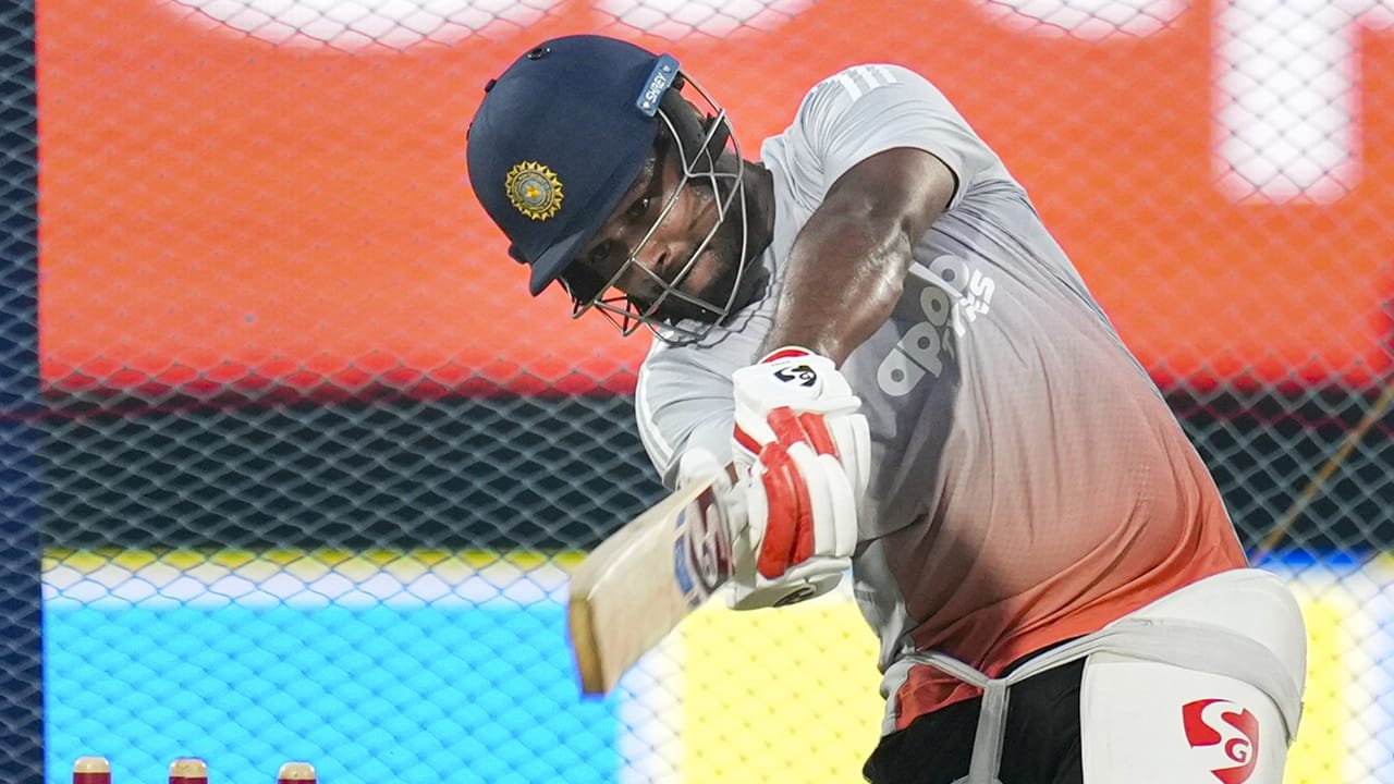 10, 6, 0 എന്നിങ്ങനെയാണ് ആദ്യ മൂന്ന് മത്സരത്തിലെ സഞ്ജുവിന്റെ സ്കോറുകള്. ഇന്നും നിരാശപ്പെടുത്തിയാല് ലോകകപ്പിലെ പ്ലേയിങ് ഇലവനില് താരത്തെ ഉള്പ്പെടുത്താന് സാധ്യത കുറവാണ്. ടീമിലെ മറ്റൊരു വിക്കറ്റ് കീപ്പറായ ഇഷാന് കിഷന് ഫോമിലുള്ളതും സഞ്ജുവിന് തിരിച്ചടിയാണ് (Image Credits: PTI).