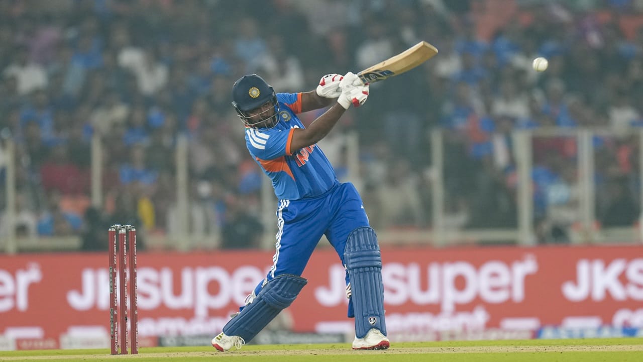 മലയാളി താരം സഞ്ജു സാംസണ്‍ അടക്കമുള്ളവരാണ് ഒഴിവാക്കപ്പെട്ടവരില്‍ പ്രമുഖര്‍. ആഭ്യന്തര ക്രിക്കറ്റിലടക്കം ക്യാപ്റ്റനായി കളിച്ചിട്ടുള്ള സഞ്ജുവിനെ സാങ്കല്‍പിക പ്ലേയിങ് ഇലവനിലെ ക്യാപ്റ്റനായി ആരാധകര്‍ തിരഞ്ഞെടുക്കുന്നു. 2023 ഡിസംബറിലാണ് സഞ്ജു അവസാനം ഏകദിനത്തില്‍ കളിച്ചത് (Image Credits: PTI)