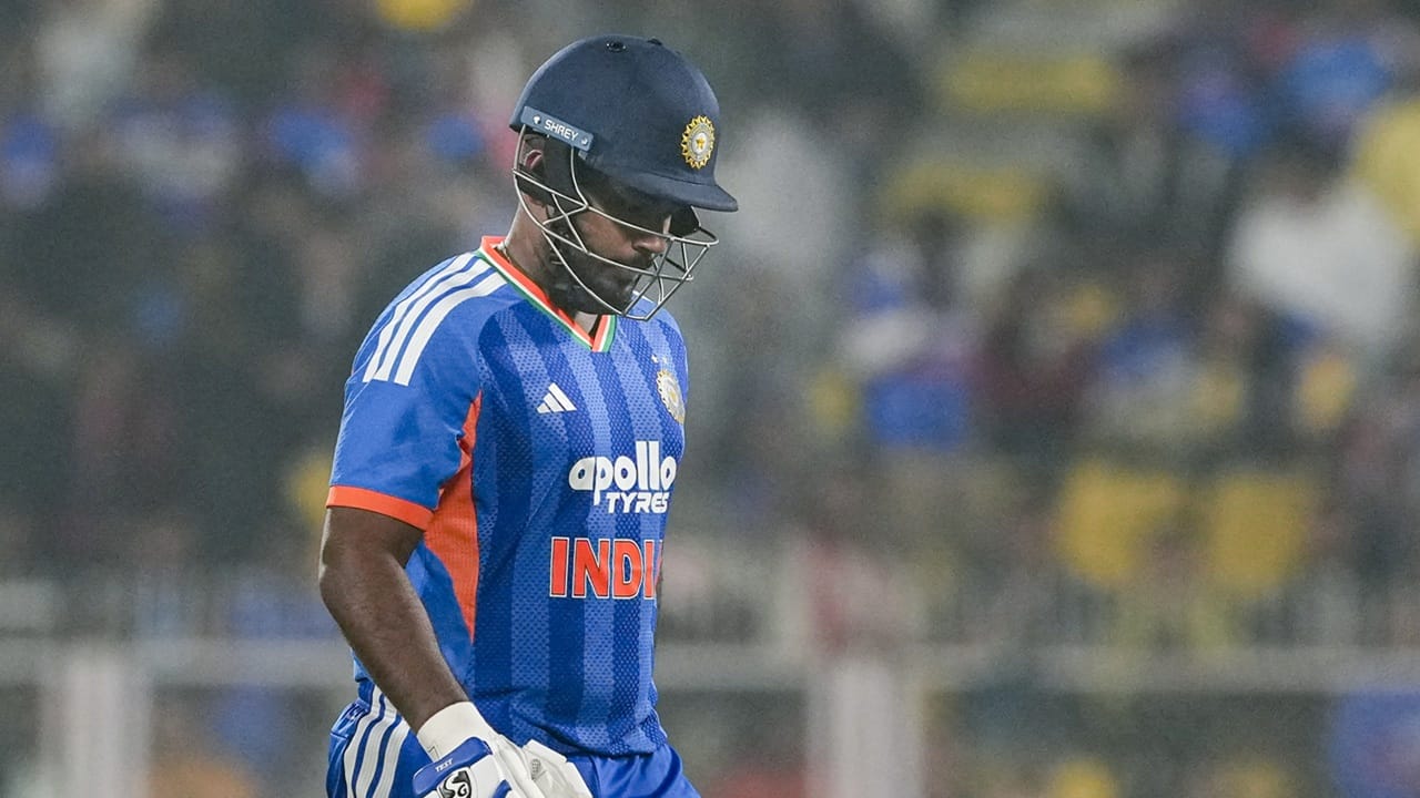 അതേസമയം, ഇന്ത്യന് ടീമിന്റെ ബൗളിങ് പരിശീലകന് മോര്ണി മോര്ക്കല് സഞ്ജുവിനെ പിന്തുണച്ച് രംഗത്തെത്തി. ആത്മവിശ്വാസവും ഫോമും വീണ്ടെടുക്കുന്നതിന് സഞ്ജുവിന് ഒരു മികച്ച പ്രകടനം മാത്രം മതിയെന്ന് മോര്ക്കല് പറഞ്ഞു. 'ഫോം ടെമ്പററിയും ക്ലാസ് പെര്മനന്റുമാണ്' എന്ന വാചകം നമുക്കെല്ലാവർക്കും അറിയാമെന്നും അദ്ദേഹം പറഞ്ഞു (Image Credits: PTI).