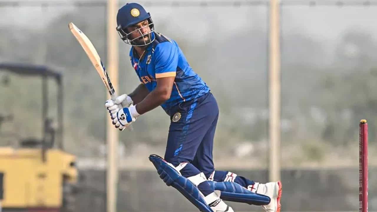 Sanju Samson: സഞ്ജു സാംസണ്‍ എന്താണ് ചെയ്യുന്നത്? വിഷ്ണു വിനോദിനെ കണ്ടുപഠിക്കൂ; വിമര്‍ശിച്ച് ആരാധകര്‍