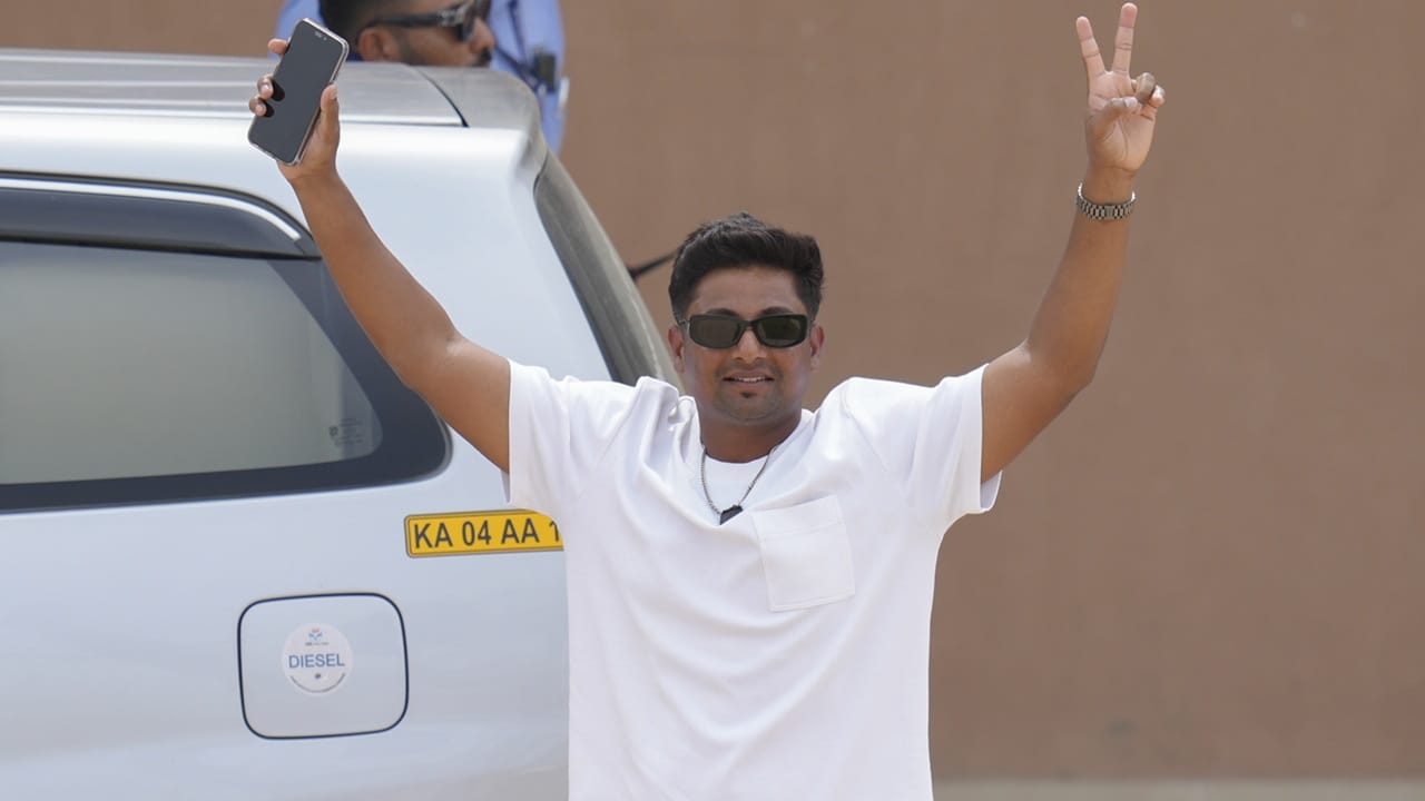 അദ്ദേഹം അവസരം ലഭിക്കുമ്പോഴെല്ലാം മികച്ച പ്രകടനം കാഴ്ചവയ്ക്കുന്നുണ്ട്. ധര്‍മ്മശാലയില്‍ ഇംഗ്ലണ്ടിനെതിരെ സര്‍ഫറാസും ദേവ്ദത്ത് പടിക്കലും ഒരുമിച്ച് ബാറ്റ് ചെയ്തത് ഓര്‍ക്കുന്നു. അതൊരു നിര്‍ണായക സെഷനായിരുന്നുവെന്നും വെങ്‌സാര്‍ക്കര്‍ വ്യക്തമാക്കി (Image Credits: PTI)