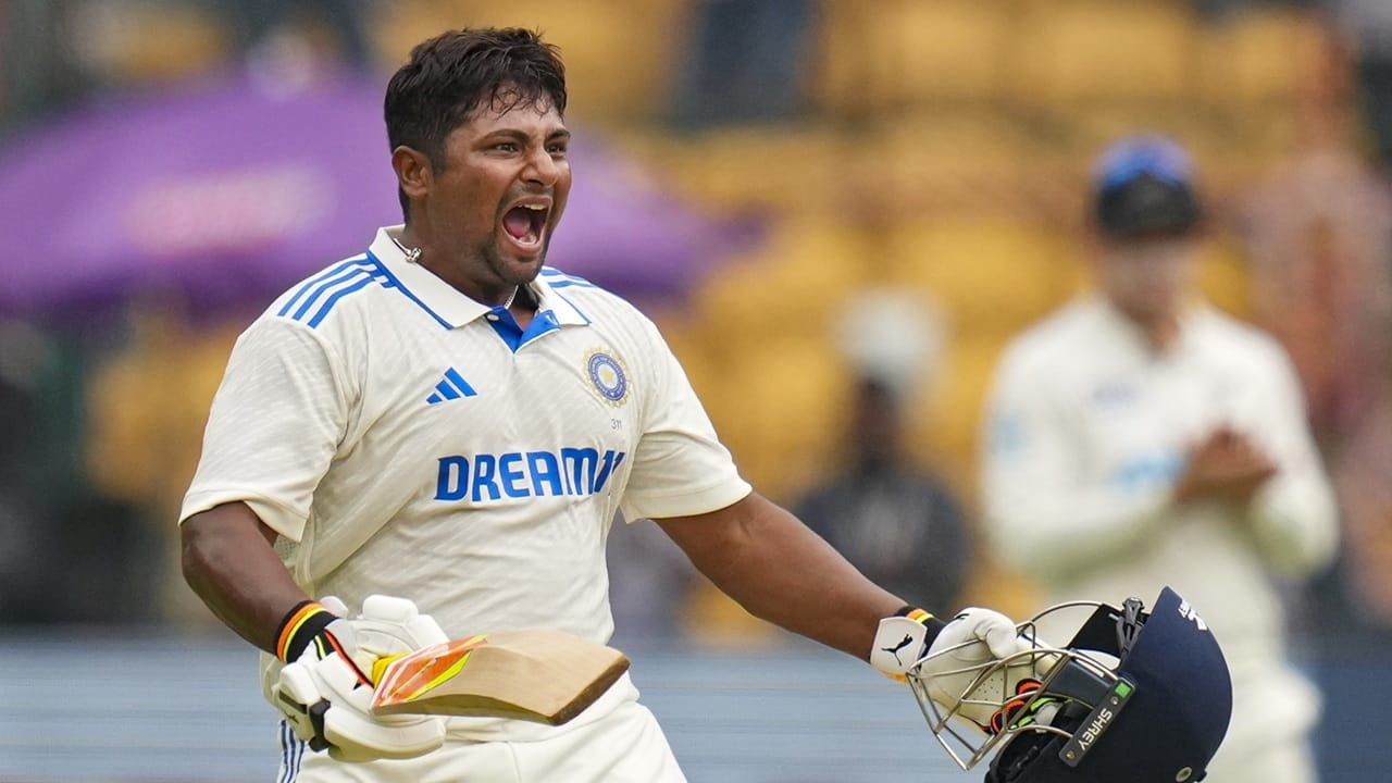 അവര്‍ അന്ന് മനോഹരമായി ബാറ്റ് ചെയ്യുകയും, മികച്ച കൂട്ടുകെട്ട് കെട്ടിപ്പടുക്കുകയും ചെയ്തു. ഓസീസ് പര്യടനത്തില്‍ സര്‍ഫറാസിന് അവസരം നല്‍കാത്തത് നാണക്കേടാണെന്നും വെങ്‌സാര്‍ക്കര്‍ വിമര്‍ശിച്ചു. അതിനുശേഷം ഇംഗ്ലണ്ടിനെതിരെ നടന്ന പരമ്പരയിലും താരത്തിന് അവസരം ലഭിച്ചില്ല (Image Credits: PTI)