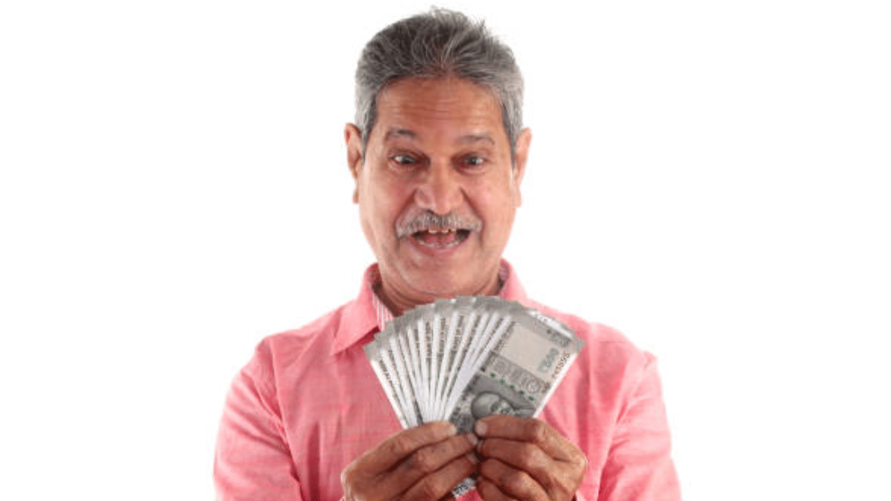 60 വയസ്സിന് മുകളിൽ പ്രായമുള്ളവർക്കായി പോസ്റ്റ് ഓഫീസ് വഴിയും ബാങ്കുകൾ വഴിയും നടപ്പിലാക്കുന്ന പദ്ധതിയാണിത്. നിലവിൽ 8.2 ശതമാനമാണ് ഈ പദ്ധതിയുടെ പലിശ നിരക്ക്. പദ്ധതിയിൽ ഒരാൾക്ക് പരമാവധി നിക്ഷേപിക്കാവുന്ന തുക 30 ലക്ഷം രൂപയാണ്. 
