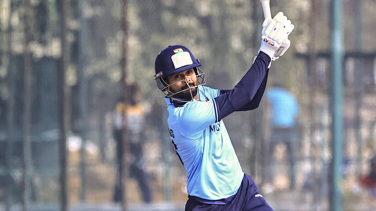 തിരിച്ചുവരവില്‍ കസറി ശ്രേയസ് അയ്യര്‍. വിജയ് ഹസാരെ ട്രോഫിയില്‍ ഹിമാചല്‍ പ്രദേശിനെതിരെ നടന്ന മത്സരത്തില്‍ താരം അര്‍ധ സെഞ്ചുറി നേടി. മുംബൈ ക്യാപ്റ്റനായ ശ്രേയസ് 53 പന്തില്‍ 82 റണ്‍സാണ് നേടിയത് (Image Credits: PTI)