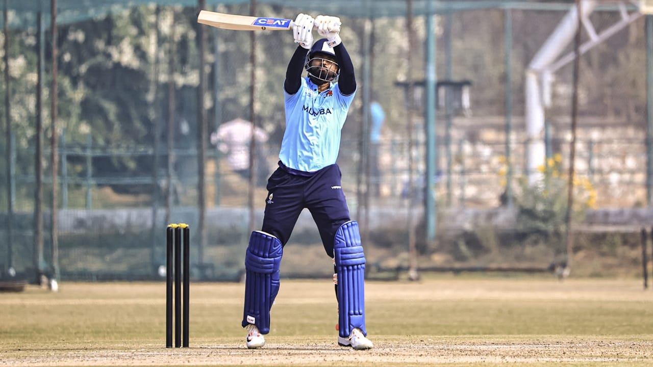 ശ്രേയസാണ് മുംബൈയുടെ ടോപ് സ്‌കോറര്‍. 51 പന്തില്‍ 73 റണ്‍സെടുത്ത മുഷീര്‍ ഖാനും തിളങ്ങി. യശ്വസി ജയ്‌സ്വാള്‍-18 പന്തില്‍ 15, സര്‍ഫറാസ് ഖാന്‍-10 പന്തില്‍ 21, സൂര്യകുമാര്‍ യാദവ്-18 പന്തില്‍ 24, ശിവം ദുബെ-15 പന്തില്‍ 20 എന്നിങ്ങനെയാണ് മറ്റ് പ്രമുഖ താരങ്ങളുടെ പ്രകടനം (Image Credits: PTI)