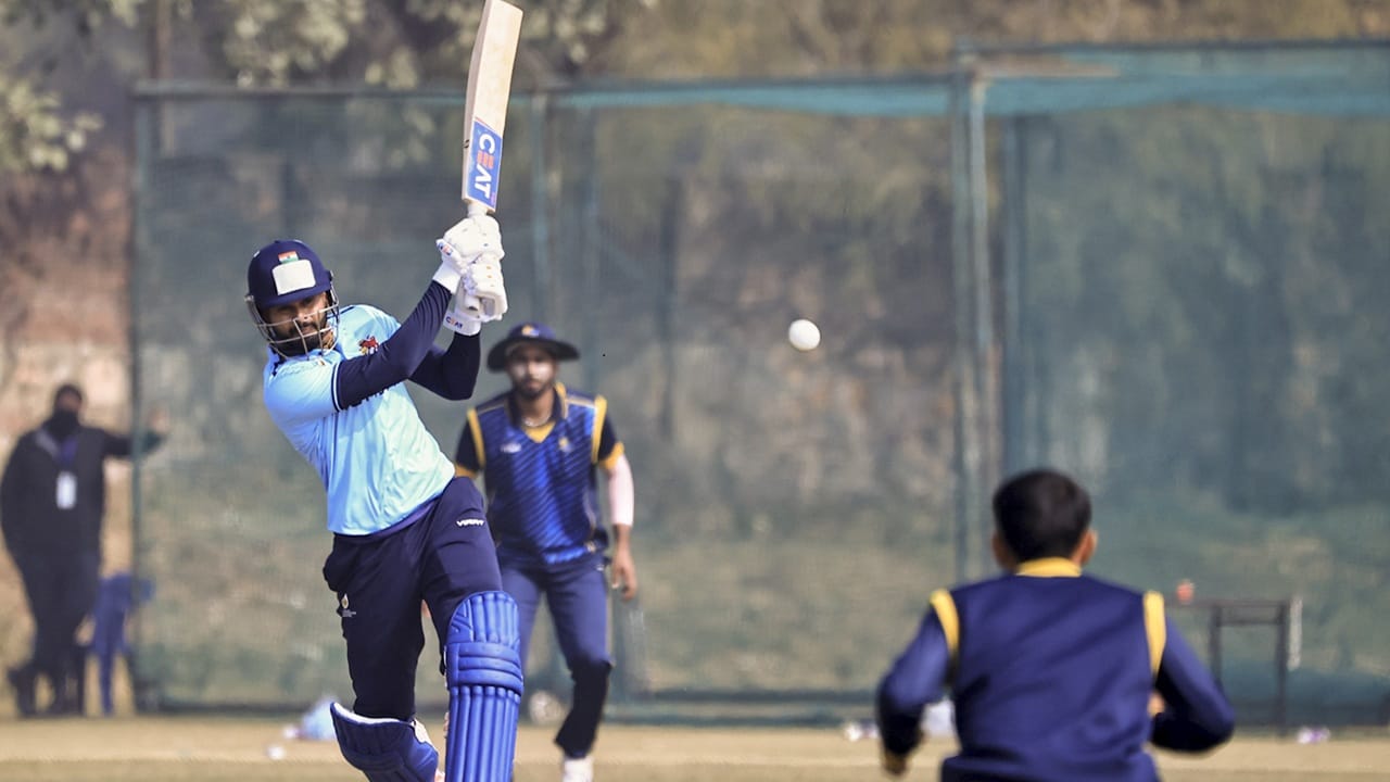 ടി20 ശൈലിയില്‍ ബാറ്റ് വീശിയ ശ്രേയസ് മൂന്ന് സിക്‌സറും, 10 ഫോറും പായിച്ചു. 154.72 ആണ് സ്‌ട്രൈക്ക് റേറ്റ്. ഓസ്‌ട്രേലിയക്കെതിരായ ഏകദിന പരമ്പരയ്ക്കിടെ പരിക്കേറ്റ ശ്രേയസ് തിരിച്ചുവരവ് ഗംഭീരമാക്കി (Image Credits: PTI)