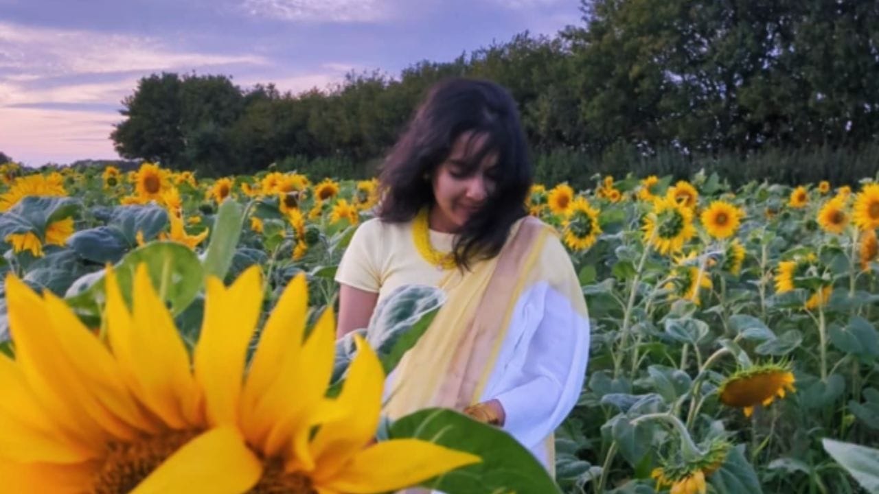 കാലങ്ങളായുള്ള പോരാട്ടങ്ങളിലൂടെയാണ് സ്ത്രീകൾ തങ്ങൾ നേരിട്ട അതിക്രമങ്ങൾ തുറന്നു പറയാനുള്ള ആർജ്ജവം നേടിയെടുത്തതെന്നും എന്നാൽ ഈ ഒരു പ്രത്യേക സംഭവത്തിന്റെ പശ്ചാത്തലത്തിൽ ഈ പോരാട്ടങ്ങളെ ഒന്നാകെ റദ്ദ് ചെയ്യാനാണ് ഒരു വിഭാഗം പരിശ്രമിക്കുന്നത്. ബസിൽ നേരിട്ട് ഒരു സംഭവം അത് സോഷ്യൽ മീഡിയയിലെ ഒരു കണ്ടന്റ് ആക്കി ഉപയോഗിച്ചതിലുള്ള തെറ്റ് ചൂണ്ടിക്കാണിക്കുമ്പോൾ തന്നെ സ്ത്രീകൾ ഒന്നടങ്കം അധിക്ഷേപിക്കാനുള്ള ലൈസൻസ് ആയി ഇതിനെ മാറ്റുകയാണെന്നും ശ്രുതി ശരണ്യം പറയുന്നു.  (PHOTO: INSTAGRAM)