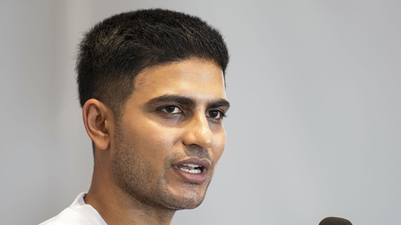 അടുത്തിടെ സമാപിച്ച ദക്ഷിണാഫ്രിക്കയ്ക്കെതിരായ ടി20 പരമ്പരയില് ഗില്ലായിരുന്നു വൈസ് ക്യാപ്റ്റന്. സമീപകാലത്ത് ടി20യില് മോശം പ്രകടനമാണ് ഗില് പുറത്തെടുക്കുന്നത്. ഇതാണ് ഗില്ലിനെ ലോകകപ്പ് ടീമില് നിന്ന് ഒഴിവാക്കാന് സെലക്ടര്മാരെ പ്രേരിപ്പിച്ചത് (Image Credits: PTI)