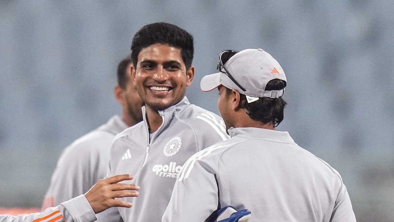 ഇതോടെ ലോകകപ്പ് ടീമിന്റെ പുറത്തേക്ക് ഗില്ലിന് വഴിയൊരുക്കിയത്. ഗില്ലിന് പകരം സഞ്ജു സാംസണ്‍ സ്‌ക്വാഡിലെത്തി. ഗില്ലിന് പകരം അക്‌സര്‍ പട്ടേലിനെ വൈസ് ക്യാപ്റ്റനുമാക്കി  (Image Credits: PTI)