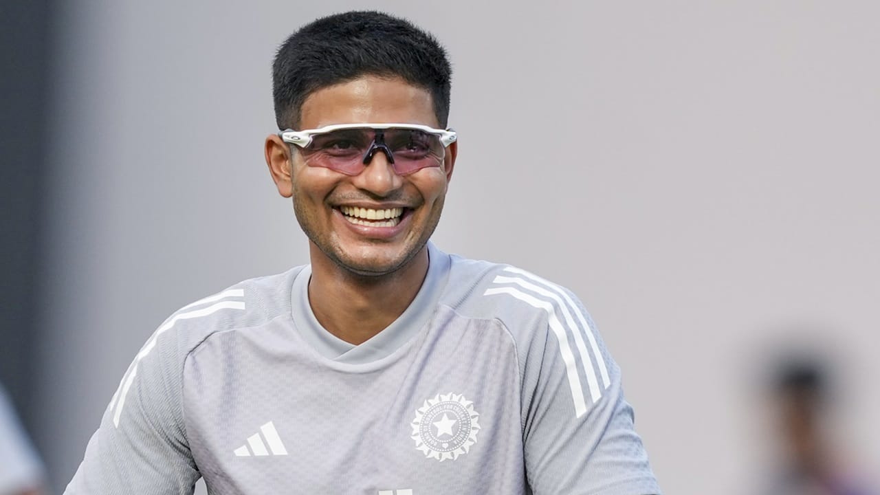 വിധി തിരുത്തിക്കുറിക്കാന് ആര്ക്കുമാകില്ലെന്ന് ഗില് പറഞ്ഞു. ന്യൂസിലന്ഡിനെതിരായ ഏകദിന പരമ്പരയ്ക്ക് മുന്നോടിയായി മാധ്യമപ്രവര്ത്തകരോട് സംസാരിക്കുകയായിരുന്നു താരം. ടി20 ടീമിന് ആശംസകള് നേരുന്നുവെന്നും താരം വ്യക്തമാക്കി (Image Credits: PTI)