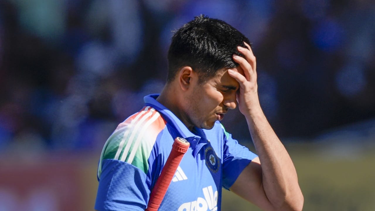 എന്തായാലും, ഗില്‍ വാട്ടര്‍ പ്യൂരിഫയറുമായി എത്തിയത് ഇന്‍ഡോറിലെ മലിനജല ദുരന്തവുമായി ബന്ധപ്പെട്ടാണെന്ന് ആരാധകര്‍ സംശയിക്കുന്നു. ആര്‍ഒ ട്രീറ്റഡും, പാക്കേജ് ചെയ്തതുമായ കുപ്പിവെള്ളം വീണ്ടും ശുദ്ധീകരിക്കാന്‍ സഹായിക്കുന്ന പ്യൂരിഫയറാണ് ഗില്ലിന്റെ കൈവശമുള്ളത്.  ഗിൽ തന്റെ സ്വകാര്യ ഹോട്ടൽ മുറിക്കുള്ളിൽ പ്യൂരിഫയര്‍ സ്ഥാപിച്ചിട്ടുണ്ടെന്നാണ് റിപ്പോർട്ട്  (Image Credits: PTI).