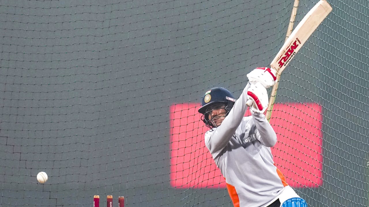 അതേസമയം, ന്യൂസിലന്‍ഡിനെതിരായ ഏകദിന പരമ്പരയില്‍ ഗില്‍ ഇന്ത്യയെ നയിക്കും. ദക്ഷിണാഫ്രിക്കയ്‌ക്കെതിരായ ഏകദിന പരമ്പരയില്‍ പരിക്ക് മൂലം ഗില്‍ കളിച്ചിരുന്നില്ല. ടി20യില്‍ കളിച്ചെങ്കിലും മികച്ച പ്രകടനം പുറത്തെടുക്കാനായതുമില്ല  (Image Credits: PTI)