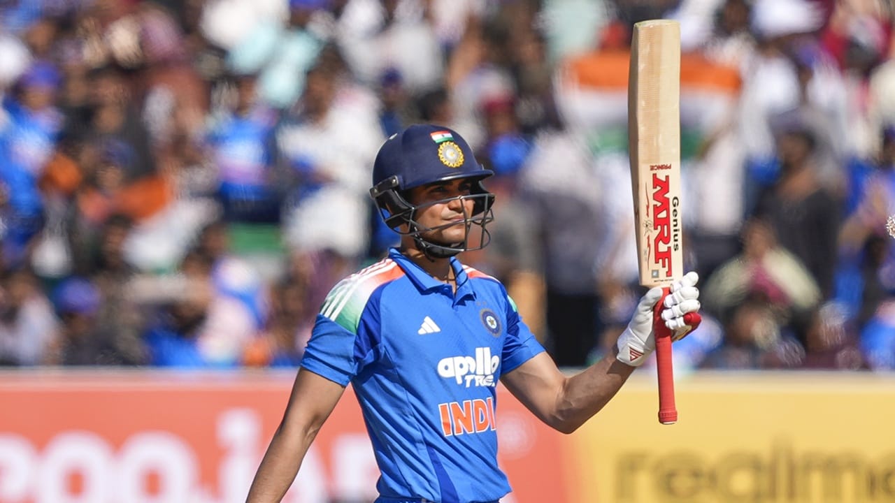 എന്നാലും, ഇതുസംബന്ധിച്ചുള്ള ചോദ്യങ്ങളോട് പ്രതികരിക്കാന്‍ ടീമിന്റെ മീഡിയ മാനേജര്‍ തയ്യാറായില്ല. ഇൻഡോറിലെ മലിനജല ദുരന്തവുമായി ബന്ധപ്പെട്ടതാണോ അതോ പതിവ് വ്യക്തിഗത സുരക്ഷാ പ്രോട്ടോക്കോളിന്റെ ഭാഗമാണോ എന്ന് അദ്ദേഹം വ്യക്തമാക്കിയില്ല. ഹോട്ടലിലും സ്റ്റേഡിയത്തിലും സുരക്ഷിതമായ കുടിവെള്ളത്തിനായി വിപുലമായ ക്രമീകരണങ്ങൾ ഏർപ്പെടുത്തിയിട്ടുണ്ട്  (Image Credits: PTI).