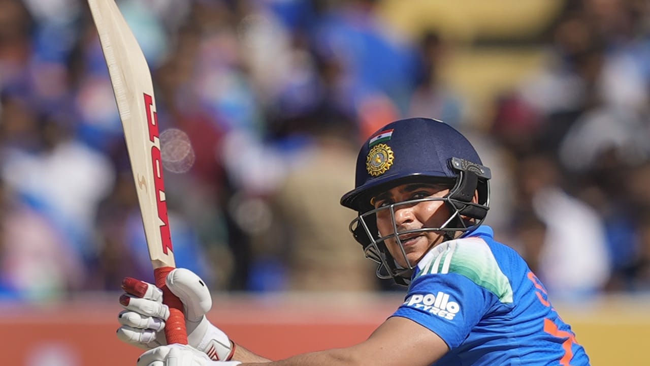 അതേസമയം, ഇന്ത്യ ന്യൂസിലന്‍ഡ് ഏകദിന പരമ്പരയിലെ മൂന്നാമത്തെയും അവസാനത്തെയും മത്സരം നാളെ നടക്കും. പരമ്പരയില്‍ 1-1ന് ഒപ്പമാണ് ഇരുടീമുകളും. ഇന്‍ഡോറിലെ ഹോള്‍ക്കര്‍ സ്‌റ്റേഡിയത്തില്‍ നാളെ നടക്കുന്ന പോരാട്ടത്തിലെ വിജയികള്‍ കിരീടം സ്വന്തമാക്കും  (Image Credits: PTI).