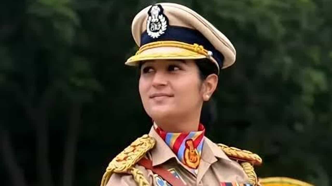 Republic Day 2026: പരേഡില്‍ പുരുഷസംഘത്തെ നയിക്കാന്‍ എത്തുന്നത് വനിതാ സിആര്‍പിഎഫ് ഓഫീസര്‍; ആരാണ് സിമ്രാന്‍ ബാല?