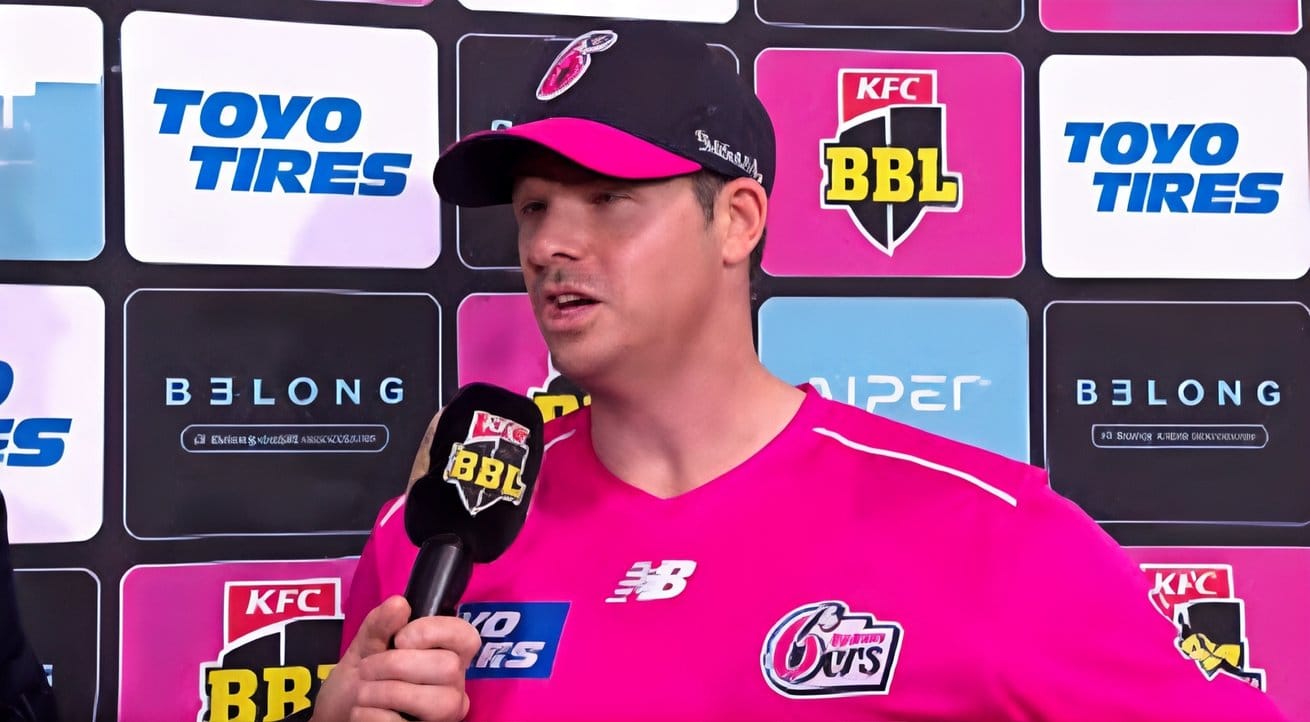 ബിഗ് ബാഷ് ലീഗിൽ സ്റ്റീവൻ സ്മിത്തിൻ്റെ അഴിഞ്ഞാട്ടം. സിഡ്നി തണ്ടറിനെതിരെ 41 പന്തിൽ സെഞ്ചുറിയടിച്ച സ്മിത്ത് സഹതാരം ബാബർ അസമുമായി ഉടക്കിയതും വാർത്തയായി. സെഞ്ചുറി ഇന്നിംഗ്സിനിടെ താരം 107 മീറ്റർ നീളമുള്ള സിക്സാണ് പായിച്ചത്. ഇതും ചർച്ചയായി. (Image Courtesy - 
