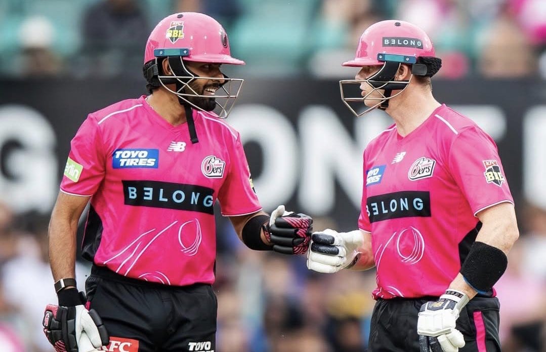 സിഡ്നി ഡെർബിയിൽ ആദ്യം ബാറ്റ് ചെയ്ത തണ്ടർ ആറ് വിക്കറ്റ് നഷ്ടത്തിൽ 189 റൺസ് നേടി. 65 പന്തിൽ 110 റൺസ് നേടി പുറത്താവാതെ നിന്ന ഡേവിഡ് വാർണറാണ് സിക്സേഴ്സിനെ മാന്യമായ സ്കോറിലെത്തിച്ചത്. സിക്സേഴ്സിനായി സാം കറൻ മൂന്ന് വിക്കറ്റ് വീഴ്ത്തി തിളങ്ങി.
