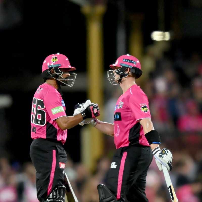 മറുപടി ബാറ്റിംഗിൽ ബാബർ അസമും സ്റ്റീവ് സ്മിത്തും ചേർന്നാണ് സിക്സേഴ്സിൻ്റെ ഇന്നിംഗ്സ് ഓപ്പൺ ചെയ്തത്. ബാബർ സ്വതസിദ്ധശൈലിയിൽ ബാറ്റ് വീശിയപ്പോൾ സ്മിത്ത് ആക്രമിച്ചുകളിച്ചു. 23 പന്തിൽ സ്മിത്ത് ഫിഫ്റ്റി തികച്ചു. 12ആം ഓവറിൽ സിക്സേഴ്സ് പവർ സർജ് എടുത്തു.
