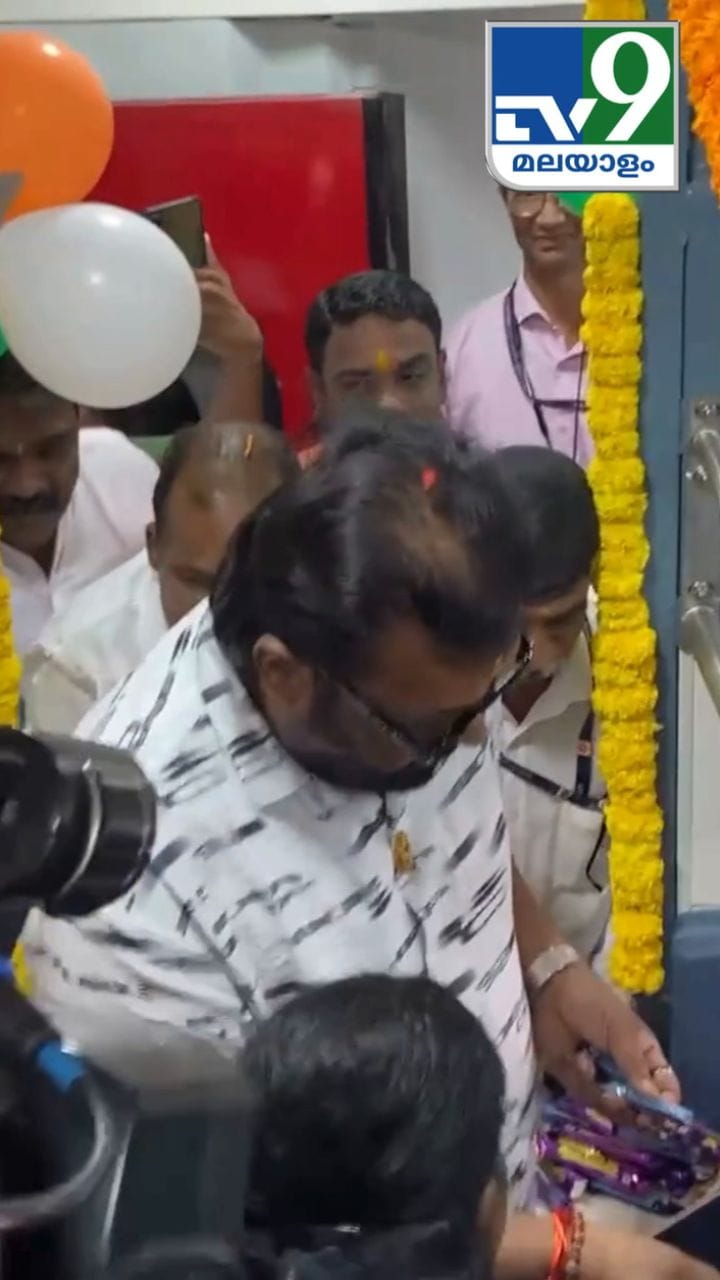 തൃശൂർ-ഗുരുവായൂർ പാസഞ്ചറിലെ ആദ്യ യാത്രികർക്ക് സുരേഷ് ഗോപിയുടെ വക സമ്മാനം