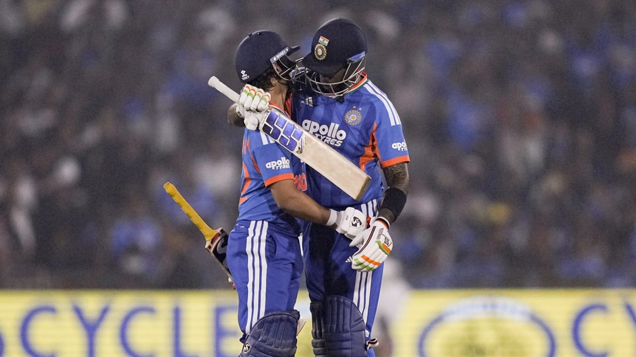 പവർപ്ലേയിൽ അദ്ദേഹം തനിക്ക്‌ ഒരു സ്ട്രൈക്ക് നൽകാത്തതിൽ എനിക്ക് ദേഷ്യം തോന്നി. പക്ഷേ തനിക്ക്‌ സാഹചര്യങ്ങൾ മനസ്സിലാക്കാൻ കഴിഞ്ഞു.  മത്സരത്തിന് മുമ്പ് താന്‍ നന്നായി പരിശീലനം നടത്തിയിരുന്നുവെന്നും സൂര്യകുമാര്‍ പറഞ്ഞു (Image Credits: PTI).