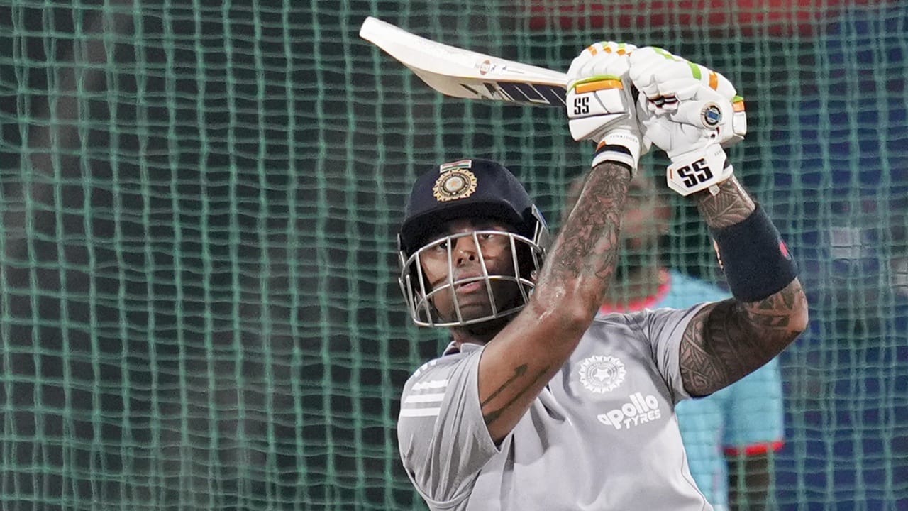 ഇന്ത്യ-ന്യൂസിലന്‍ഡ് ടി20 പരമ്പര ഇന്ന് ആരംഭിക്കും. ഏകദിന പരമ്പര കൈവിട്ടെങ്കിലും, ടി20 പരമ്പരയില്‍ കണക്കുതീര്‍ക്കാമെന്ന പ്രതീക്ഷയിലാണ് ഇന്ത്യ. സൂര്യകുമാര്‍ യാദവും സംഘവും ആത്മവിശ്വാസത്തിലാണ് (Image Credits: PTI).