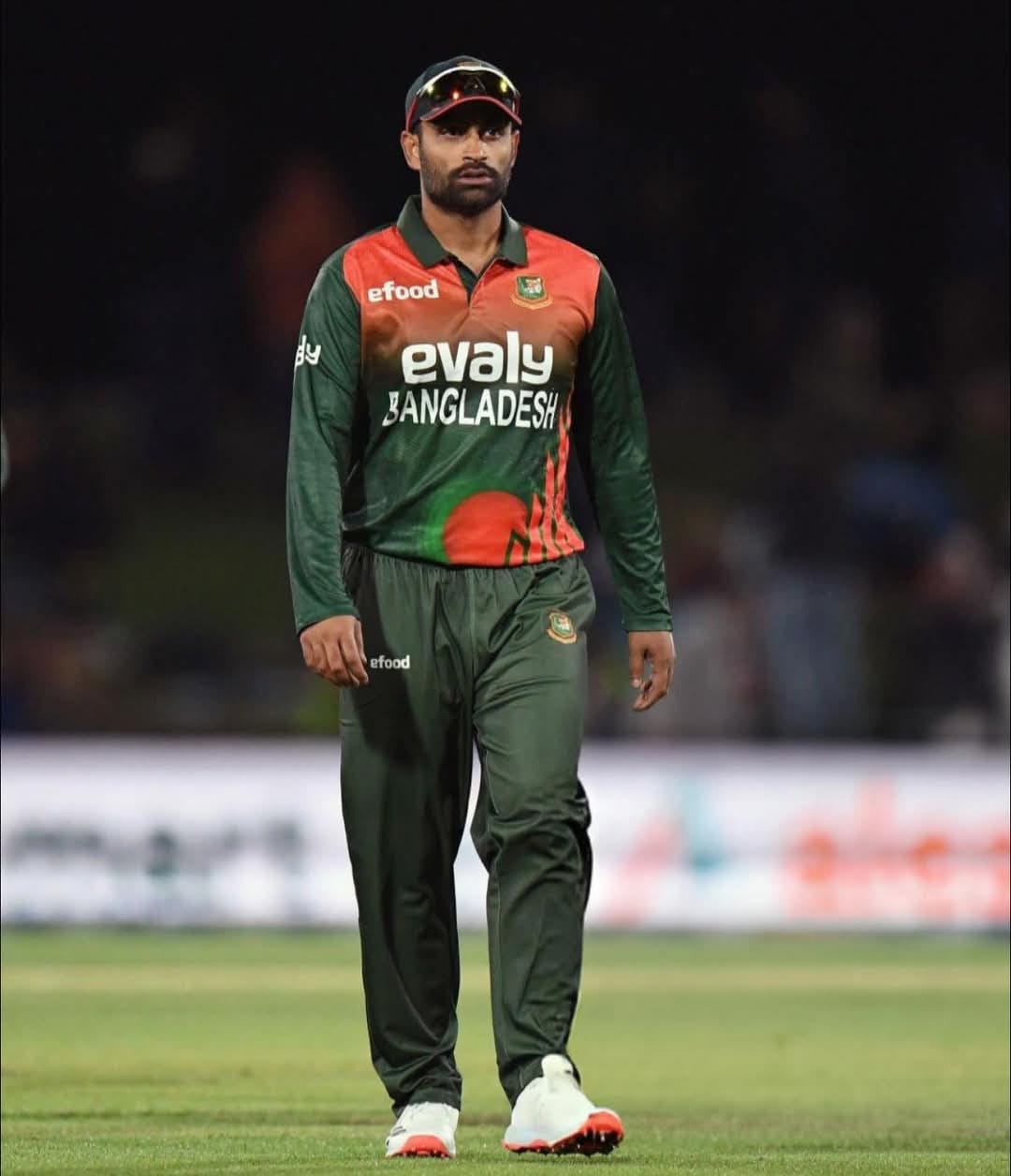 ബിസിസിഐ നിർദ്ദേശപ്രകാരം മുസ്തഫിസുർ റഹ്മാനെ കൊൽക്കത്ത നൈറ്റ് റൈഡേഴ്സ് റിലീസ് ചെയ്തതിന് പിന്നാലെ ടി20 ലോകകപ്പ് കളിക്കാൻ ഇന്ത്യയിലേക്ക് പോവില്ല എന്ന് ബിസിബി നിലപാടെടുത്തിരുന്നു. ഇതിൽ ഇരു ബോർഡുകളും ചർച്ചനടത്തണമെന്നായിരുന്നു തമീമിൻ്റെ ആവശ്യം.
