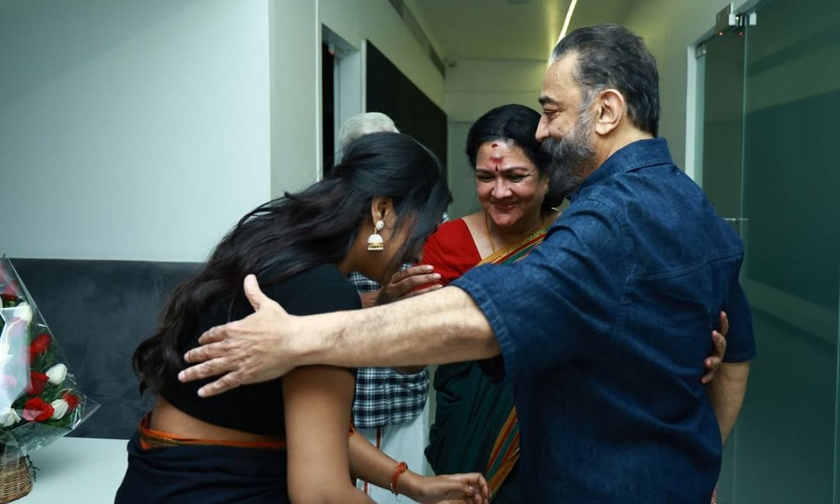 അമ്മ വേദിയിലേക്ക് കയറാനുള്ള തിരക്ക് ആയതിനാൽ തന്നെ എന്നെ കമൽഹാസൻ സാറിനെ പരിചയപ്പെടുത്തുന്ന കാര്യത്തിൽ മറന്നു പോയി. പക്ഷേ ഓരോ തവണയും താൻ അദ്ദേഹത്തെ ഒളിഞ്ഞു നോക്കിക്കൊണ്ടിരുന്നു. അങ്ങനെ സ്വയം അടുത്തുചെന്ന്  ഒരു ഹായ് പറയണമെന്ന് മനസിൽ ഉറപ്പിക്കുകയും ചെയ്തു. (PHOTO: INSTAGRAM)