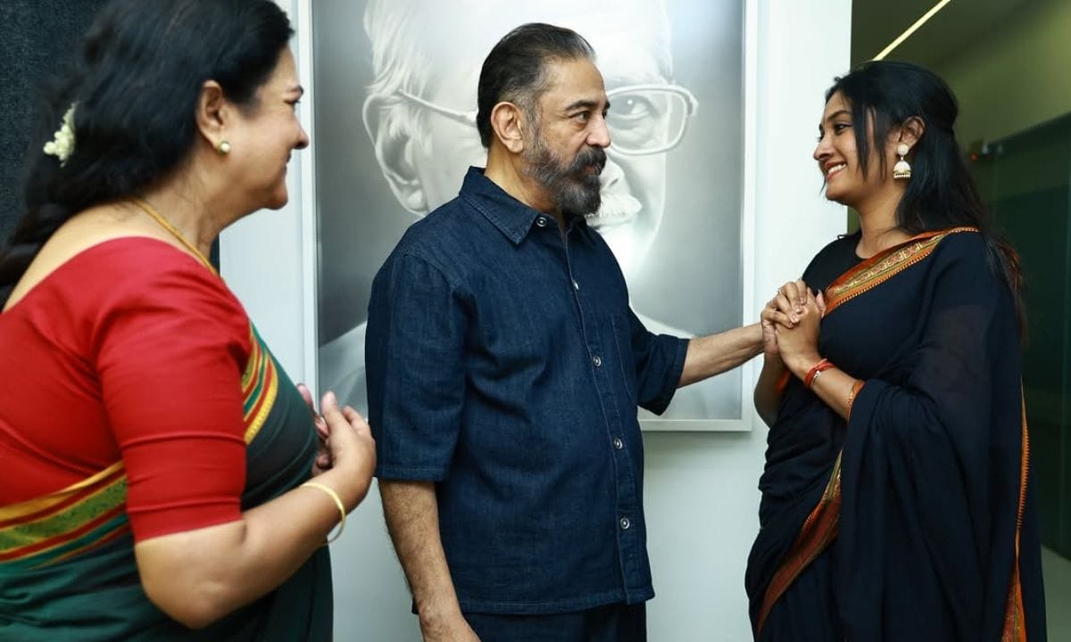 അച്ഛനും അമ്മയ്ക്കും ഒപ്പം ഉള്ള ചിത്രങ്ങളും മറ്റും സോഷ്യൽ മീഡിയയിൽ പങ്കുവെക്കുമ്പോൾ വലിയ സ്വീകാര്യതയാണ് താരത്തിന് ലഭിക്കാറുള്ളത്. ഇപ്പോഴിതാ നടൻ കമൽഹാസനെ അമ്മ ഉർവ്വശിക്കൊപ്പം കാണാൻ ചെന്നതും അദ്ദേഹത്തിനൊപ്പം ഉള്ള ഒരു കുട്ടിക്കാല ഓർമ്മയും പങ്കുവെച്ചിരിക്കുകയാണ് തേജ.(PHOTO: INSTAGRAM) 