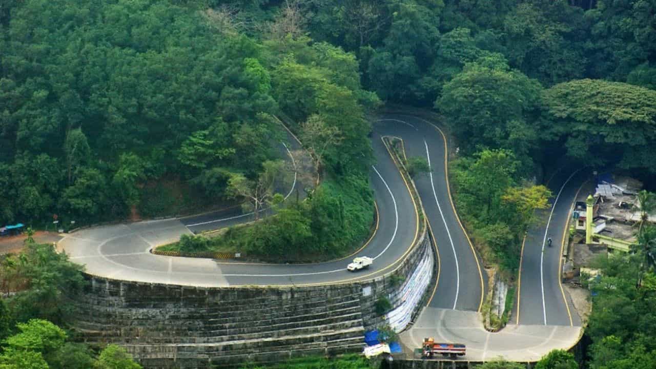 Thamarassery Churam: നിയന്ത്രണങ്ങൾ ആർക്ക് വേണ്ടി?; ഗതാഗതക്കുരുക്കിൽ പെട്ട് താമരശ്ശേരി ചുരം, ഇന്നും തിരക്ക് കൂടും Thamarassery Churam: നിയന്ത്രണങ്ങൾ ആർക്ക് വേണ്ടി?; ഗതാഗതക്കുരുക്കിൽ പെട്ട് താമരശ്ശേരി ചുരം, ഇന്നും തിരക്ക് കൂടും
