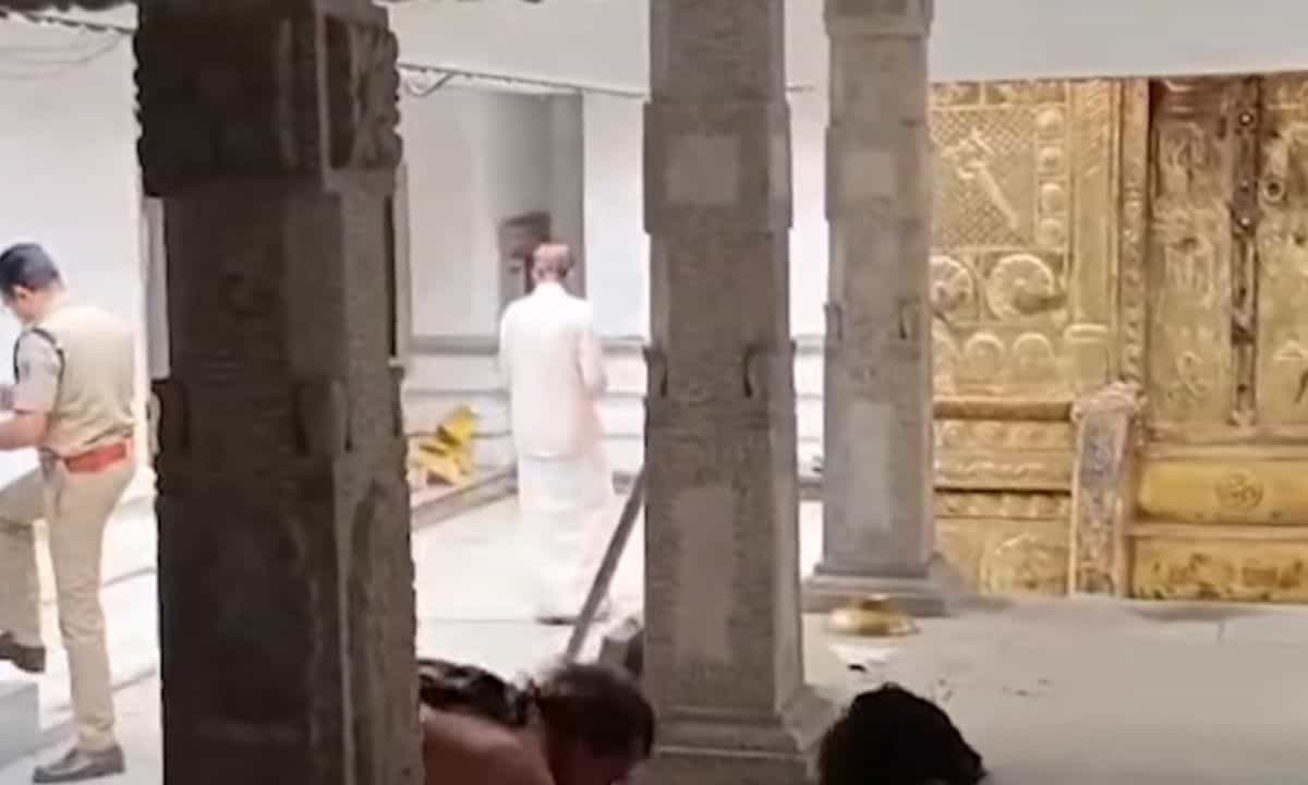 Thanneermukkom temple robbery: തണ്ണീർമുക്കം ക്ഷേത്രത്തിലെ തിരുവാഭരണം കവർന്നു; കീഴ്ശാന്തി ഒളിവിൽ Thanneermukkom temple robbery: തണ്ണീർമുക്കം ക്ഷേത്രത്തിലെ തിരുവാഭരണം കവർന്നു; കീഴ്ശാന്തി ഒളിവിൽ