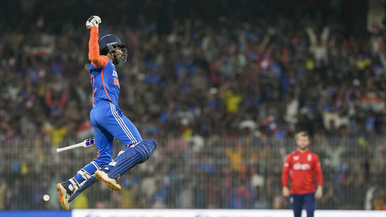 നെറ്റ്സിൽ ദീർഘനേരം തിലക് ബാറ്റു ചെയ്തു. ഫാസ്റ്റ് ബൗളർ മായങ്ക് യാദവിന്റെ പന്തുകളെ തിലക് നേരിട്ടു. നേരത്തെ ടെസ്റ്റികുലാര്‍ ടോര്‍ഷന്‍ മൂലം താരത്തെ ശസ്ത്രക്രിയക്ക് വിധേയനാക്കിയിരുന്നു (Image Credits: PTI).