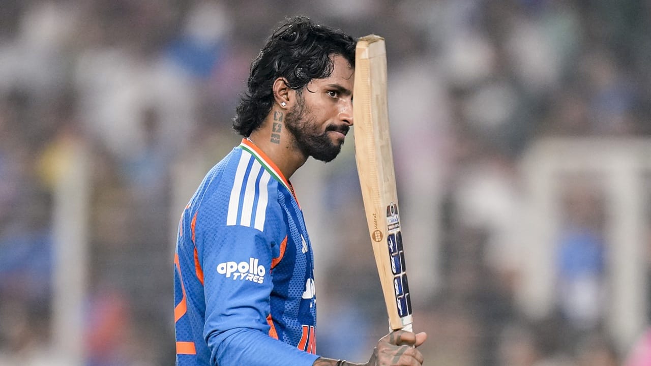 ഇത് മൂലം താരത്തിന് ന്യൂസിലന്‍ഡിനെതിരായ അഞ്ച് മത്സരങ്ങളുടെ ടി20 പരമ്പരയില്‍ കളിക്കാനായില്ല. ഇതിനിടെ കായികക്ഷമത വീണ്ടെടുത്ത തിലകിന് ബിസിസിഐയുടെ ക്ലിയറന്‍സ് ലഭിച്ചിരുന്നു. ഇതിന് പിന്നാലെയാണ് താരം പരിശീലനം ആരംഭിച്ചത് (Image Credits: PTI).