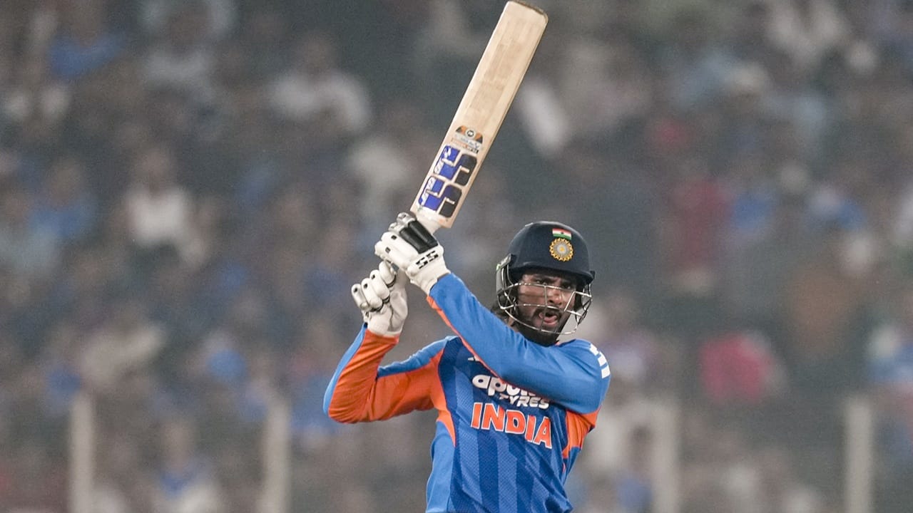 ഫെബ്രുവരി രണ്ടിനോ മൂന്നിനോ താരം ഇന്ത്യന്‍ ടീമിനൊപ്പം ചേരുമെന്നാണ് റിപ്പോര്‍ട്ട്. മധ്യനിരയില്‍ ഇന്ത്യയുടെ വിശ്വസ്തനാണ് തിലക്. ഏഷ്യാ കപ്പ് ഫൈനലില്‍ തിലകിന്റെ മികവിലാണ് ഇന്ത്യ പാകിസ്ഥാനെ കീഴടക്കിയത് (Image Credits: PTI).