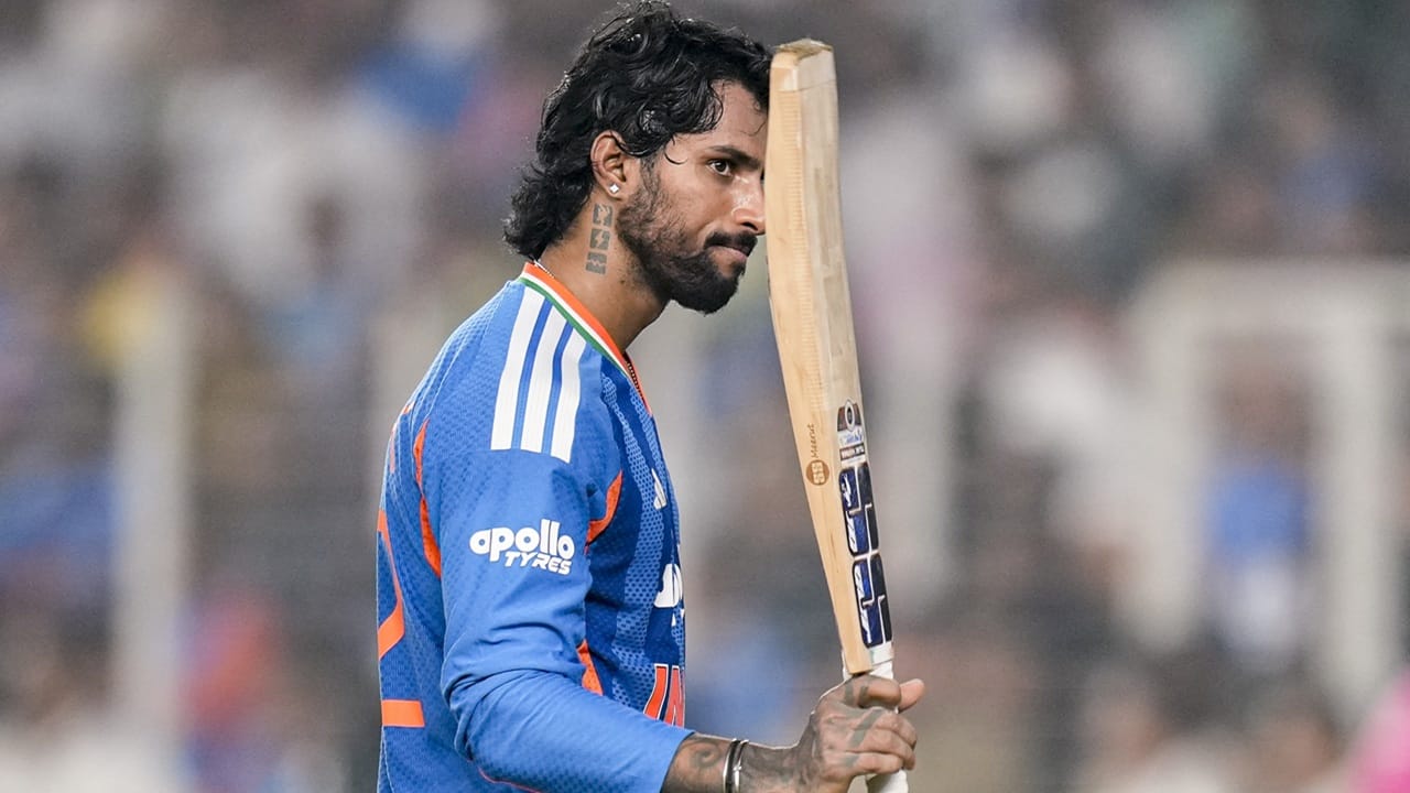 തിലക് വര്‍മ, അക്‌സര്‍ പട്ടേല്‍, ശാര്‍ദ്ദുല്‍ താക്കൂര്‍, ഖലീല്‍ അഹമ്മദ്, മുഹമ്മദ് ഷമി, വരുണ്‍ ചക്രവര്‍ത്തി എന്നിവരെയും സാങ്കല്‍പിക പ്ലേയിങ് ഇലവനില്‍ ആരാധകര്‍ ഉള്‍പ്പെടുത്തുന്നു. അക്‌സര്‍ പട്ടേലും ശാര്‍ദ്ദുല്‍ താക്കൂറുമാണ് ഓള്‍ റൗണ്ടര്‍മാര്‍ (Image Credits: PTI)