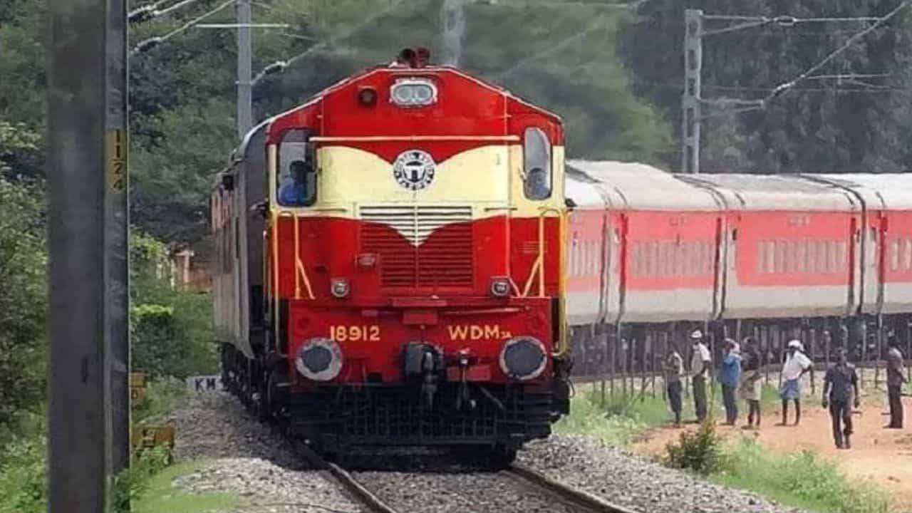 New Express Train: പുതിയ തീവണ്ടി സർവീസുകൾക്ക് തുടങ്ങി.... തിരുനെൽവേലി-മംഗളൂരു എക്‌സ്പ്രസുകളുടെ സ്റ്റോപ്പുകളും സമയക്രമവും അറിയേണ്ടേ?