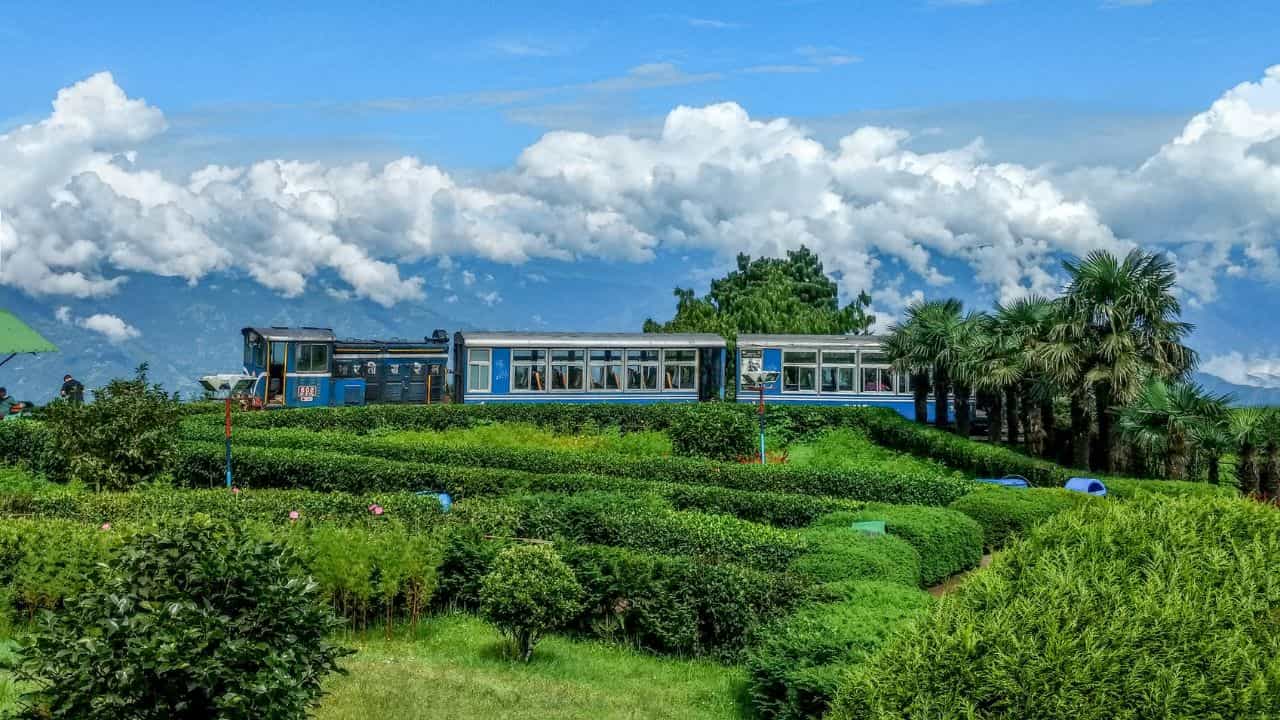Train Travel: മലനിരകളിലൂടെ ട്രെയിൻ യാത്ര; ഇന്ത്യയിലെ ഈ സ്ഥലങ്ങളിൽ പോയിട്ടുണ്ടോ