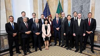 Donald Trump: വീണ്ടും തന്ത്രവുമായി ട്രംപ്; ഇറാനുമായി വാണിജ്യ ബന്ധമുള്ള രാജ്യങ്ങൾക്ക് 25% അധിക തീരുവ