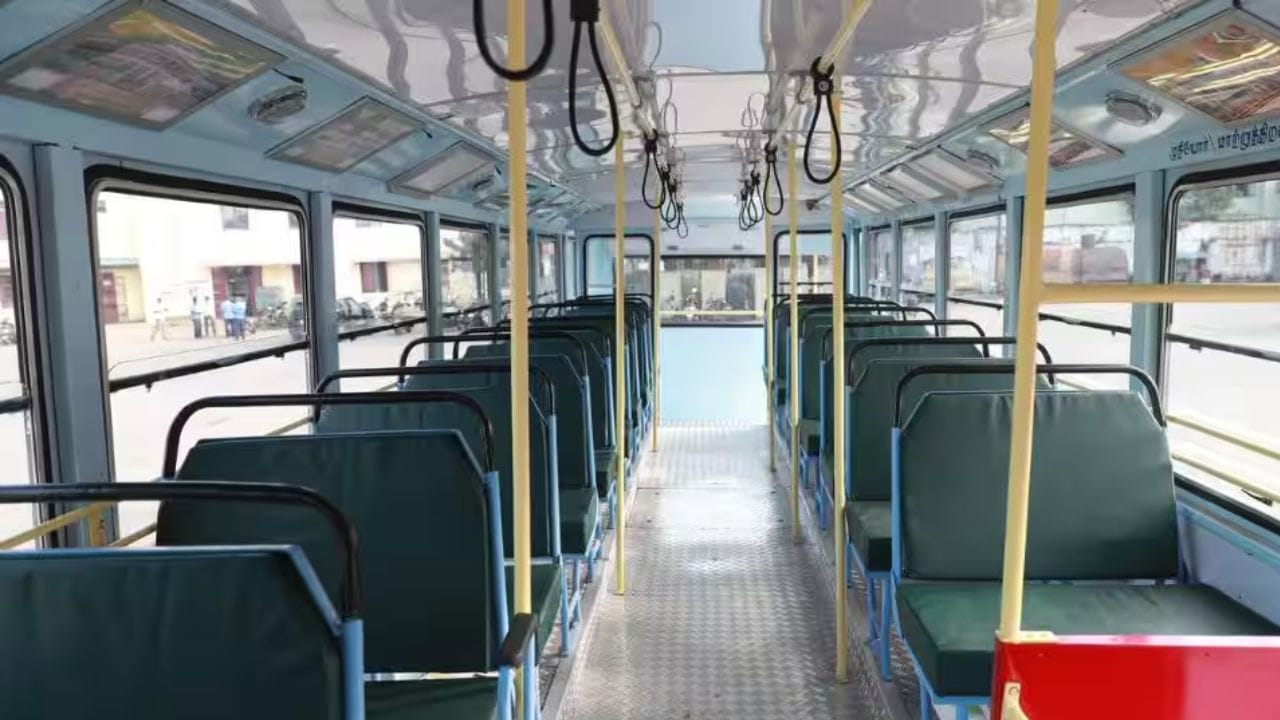 16 സ്ഥലങ്ങളാണ് ഒരു ദിവസം കൊണ്ട് ഇതുവഴി സന്ദര്‍ശിക്കാന്‍ സാധിക്കുക. പാര്‍ക്ക് റെയില്‍വേ സ്റ്റേഷന്‍, എഗ്മോര്‍ റെയില്‍വേ സ്റ്റേഷന്‍, എഗ്മോര്‍ മ്യൂസിയം, വള്ളുവര്‍കോട്ടം, സാന്തോം പള്ളി, ലൈറ്റ് ഹൗസ്, അണ്ണാ മേല്‍പ്പാലം, ലസ് കോര്‍ണര്‍, വിവേകാനന്ദ ഹൗസ്, കണ്ണകി സ്റ്റാച്യു, മറീന ബീച്ച്, വാര്‍ മെമ്മോറിയല്‍, മദ്രാസ് ഹൈക്കോടതി, സെക്രട്ടേറിയറ്റ്, പല്ലവന്‍ ഹൗസ് എന്നിവയാണ് ബസ്സിന്റെ സ്‌റ്റോപ്പുകള്‍. 

