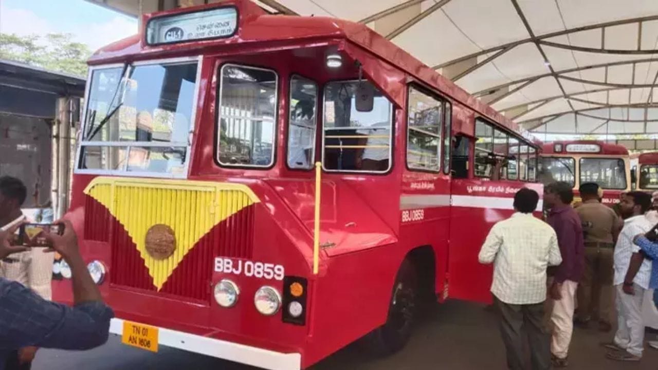 സെന്‍ട്രല്‍ റെയില്‍വേ സ്റ്റേഷന്‍, എഗ്മോര്‍ റെയില്‍വേ സ്‌റ്റേഷന്‍, മറീന ബീച്ച് എന്നിവിടങ്ങളിലെ കൗണ്ടറുകളില്‍ നിന്ന് നിങ്ങള്‍ക്ക് ടിക്കറ്റ് സ്വന്തമാക്കാവുന്നതാണ്. ചെന്നൈ വണ്‍ ആപ്പ് വഴിയും ടിക്കറ്റെടുകളെടുക്കാം.

