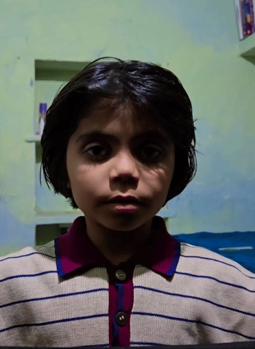 ഇന്ത്യൻ ക്രിക്കറ്റർ വിരാട് കോലിയുടെ കുട്ടിക്കാലത്തെ ഓർമിപ്പിക്കുന്ന തരത്തിൽ ഒരു പെൺകുട്ടി. ഒരു കൊച്ചു പെൺകുട്ടിയുടെ വിഡിയോ ആണ് സമൂഹമാധ്യമങ്ങളിൽ പ്രചരിക്കുന്നത്. പ്രശസ്ത ഇൻസ്റ്റാഗ്രാം പേജായ 9Gag പങ്കുവെച്ച ഈ വീഡിയോ മിനിട്ടുകൾക്കുള്ളിൽ വൈറലാവുകയായിരുന്നു. (Image Credits- Screengrab)
