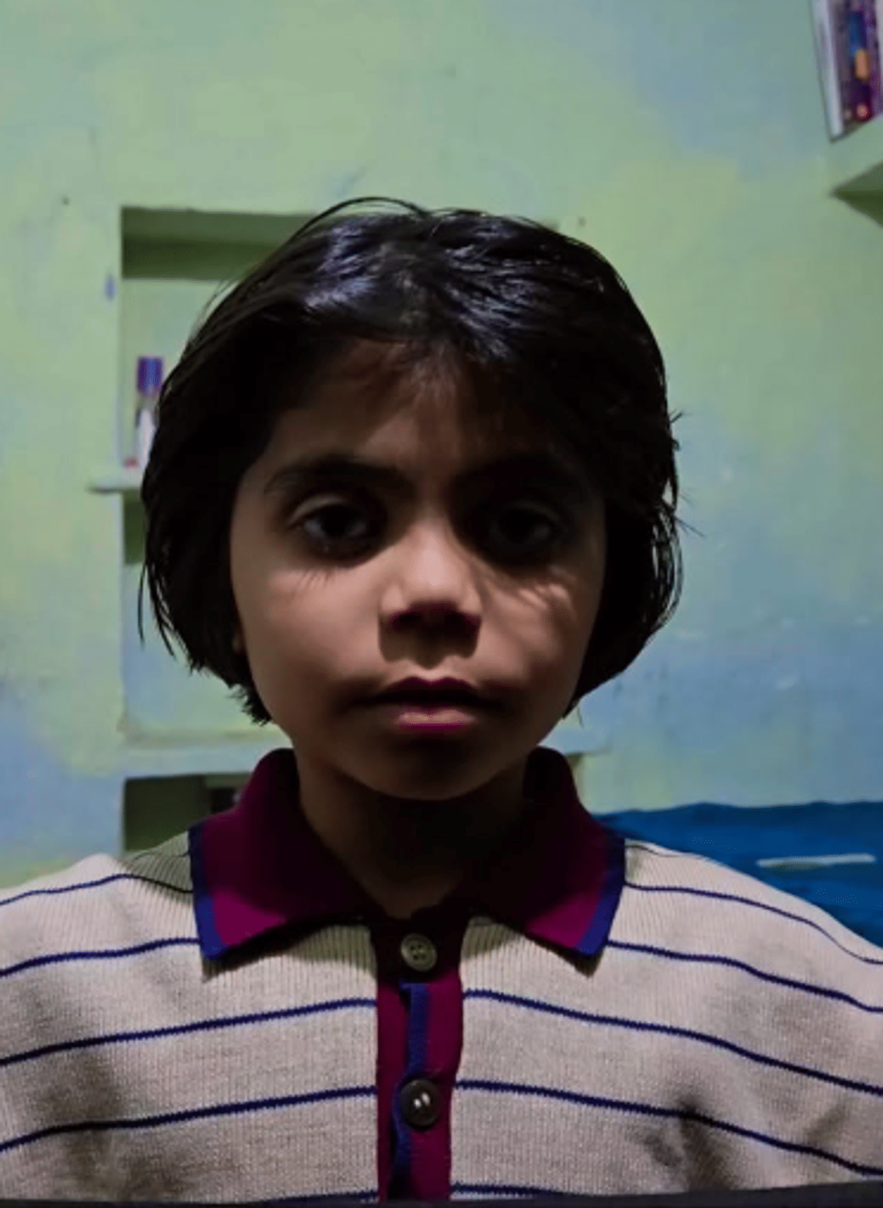 ഇന്ത്യൻ ക്രിക്കറ്റർ വിരാട് കോലിയുടെ കുട്ടിക്കാലത്തെ ഓർമിപ്പിക്കുന്ന തരത്തിൽ ഒരു പെൺകുട്ടി. ഒരു കൊച്ചു പെൺകുട്ടിയുടെ വിഡിയോ ആണ് സമൂഹമാധ്യമങ്ങളിൽ പ്രചരിക്കുന്നത്. പ്രശസ്ത ഇൻസ്റ്റാഗ്രാം പേജായ 9Gag പങ്കുവെച്ച ഈ വീഡിയോ മിനിട്ടുകൾക്കുള്ളിൽ വൈറലാവുകയായിരുന്നു. (Image Credits- Screengrab)
