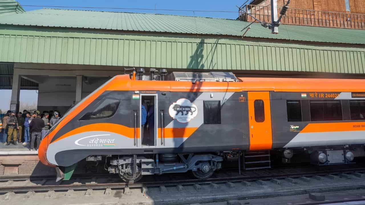 Vande Bharat Sleeper: ഫ്ലൈറ്റ് എന്തിന് വന്ദേ ഭാരതിൽ പറക്കാലോ; വേഗത്തില്‍ കുറഞ്ഞ നിരക്കിലെത്താം