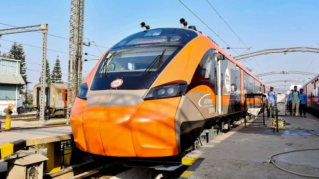 Bengaluru Vande Bharat: ബെംഗളൂരുവിലേക്ക് ഇനി പറന്നുപോകാം; വന്ദേ ഭാരത് സ്ലീപ്പര് എത്തി മക്കളേ Bengaluru Vande Bharat: ബെംഗളൂരുവിലേക്ക് ഇനി പറന്നുപോകാം; വന്ദേ ഭാരത് സ്ലീപ്പര് എത്തി മക്കളേ